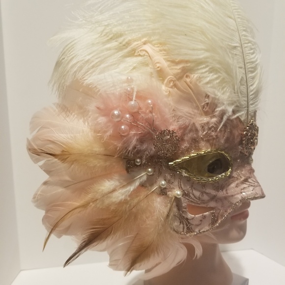 914 Mardi Gras mask - Picture 1 of 3